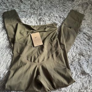 NWT Nike Leggings